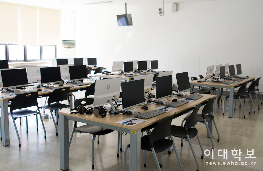 영상 편집이 가능한 컴퓨터를 설치하고 교수 동선을 고려해 책걸상을 세로로 배열한 학관 512호. 출처=이대학보DB