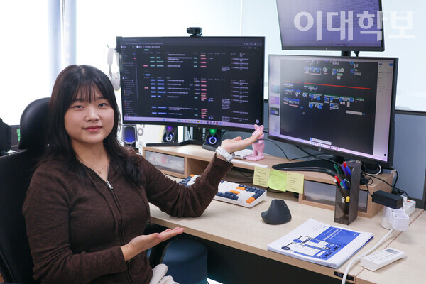 돌봄다리’의 박여경 대표가 사무실에서 직접 기획한 플랫폼의 작업 화면을 가리키고 있다. 채의정 사진기자