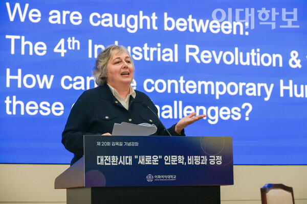 로지 브라이도티(Rosi Braidotti) 교수가 포스트 휴머니즘의 주요 주제인 인문학에 관해 설명하며, ‘인문학은 이익을 위한 것이 아닌 인류의 근본적인 가치’임을 이야기하고 있다. 진유경 사진기자