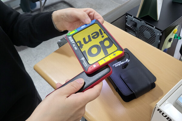 장애학생지원센터에서 휴대용 확대기 사용법을 보여주고 있다. 확대뿐만 아니라 색 전환도 가능하다. 김수민 기자