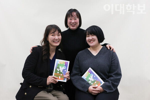 故김미현 교수(국어국문학과)의 제자들인 김윤정 교수, 허윤 교수, 황지선 연구교수(왼쪽부터)가 스승과 제자들의 글을 엮은 ‘젠더 프리즘, 그 이후’를 들고 미소 짓고 있다. 채의정 사진기자