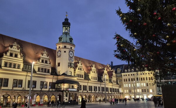 벌써 라이프치히(Leipzig) 구 시청 광장에는 크리스마스 트리가 설치돼 있다. 제공=안정연씨