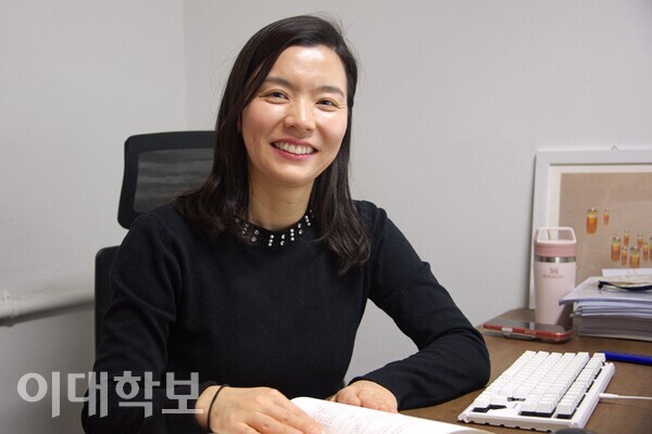 도시 속 사람들의 삶의 질 향상을 위해 연구하는 김단야 교수가 연구실 책상 앞에서 환히 미소짓고 있다. 정영인 사진기자