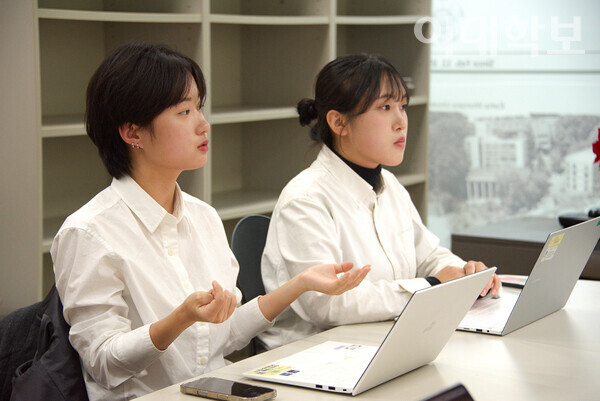 스퍼트의 부후보 오민서씨(왼쪽)와 정후보 정예진씨가 인터뷰 질문에 답하고 있다. 정영인 사진기자