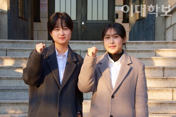 스퍼트의 부후보 오민서씨(왼쪽)와, 정후보 정예진씨가 우리대학 본관 앞에서 파이팅 포즈를 취하고 있다. 정영인 사진기자