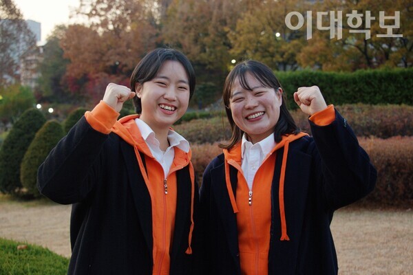 이룸의 정후보 최현서씨(왼쪽)와 부후보 신채린씨가 이화동산에서 환히 미소짓고 있다. 정영인 사진기자