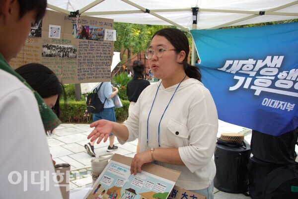 김서현(화신공·24)씨,백석예대 전지현(극작·25)씨, 최현주(26)씨(왼쪽부터)가 ‘기후정의를 실천하는 삶’을 주제로 ‘보이는 라디오’를 진행하고 있다. 출연자 최현주씨는 “비거니즘 지향과 청년 주거 문제 개선을 위해 비건 쉐어하우스를 운영하고 있다”고 말했다. 정영인 사진기자