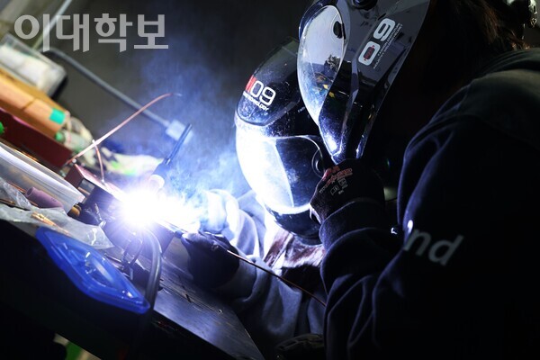 배문영(휴기바·23)씨(왼쪽)와 고재원(휴기바·23)씨가 함께 용접 연습을 하고 있다. 강한 열기에 연기가 피어오르고 있다. 정영인 사진기자