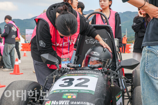 팀장 류예린(휴기바·22)씨가 운전자가 착용한 보호장비가 불편하지 않도록 조정을 돕고 있다. 진유경 사진기자