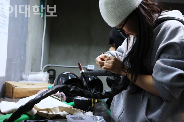 배문영(휴기바·23)씨가 용접기의 호스를 연결하고 있다. 그는 “오늘 재원이가 생각보다 정말 잘해줘서 놀랐다”고 소감을 밝혔다. 정영인 사진기자