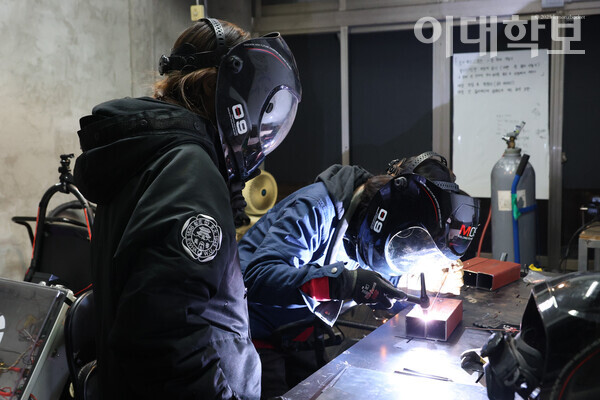 고지희(휴기바·22)씨(왼쪽)가 용접 연습 중인 정유진(휴기바·23)씨의 작업을 지켜보고 있다. 채의정 사진기자
