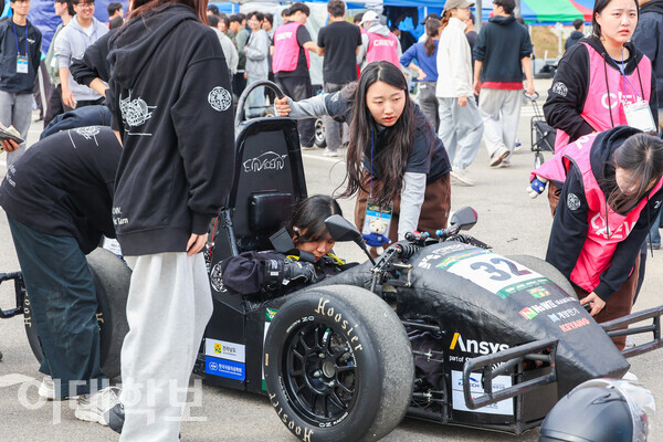 주행성능 경기 시작 전, 이레이서 부원들이 차량을 움직이며 동시에 점검하고 있다. 진유경 사진기자