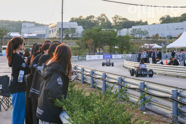 10월25일 오후에 진행된 내구 1차전. 내구 레이스는 장시간 긴 거리를 달리는 경주이다. 길게 이어지는 경기 중 부원들이 이레이서 차량을 지켜보고 있다. 진유경 사진기자