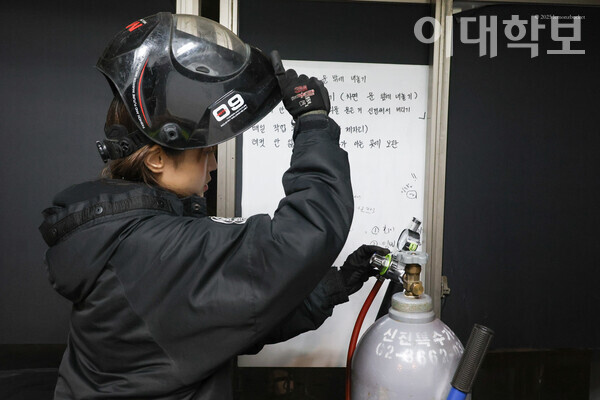 고지희(휴기바·22)씨가 안정적인 용접을 위해 아르곤 가스 압력 조절기를 세팅하고 있다. 채의정 사진기자