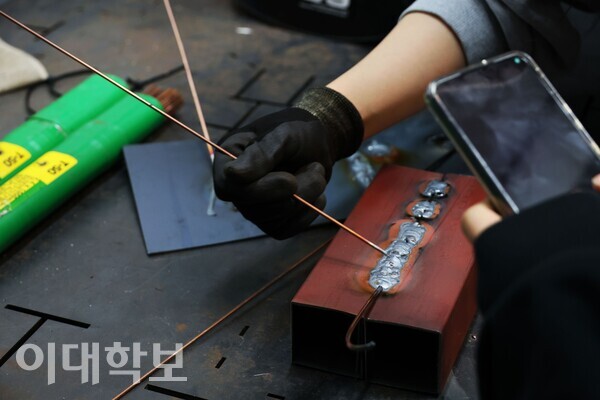 부원들은 용접을 하고 난 뒤 결과물을 보며 보완할 점을 찾는다. 정영인 사진기자
