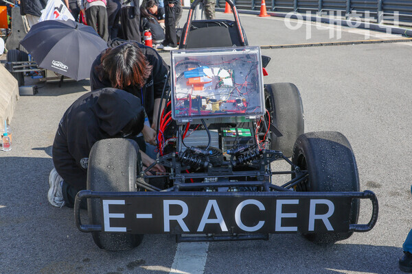 주행성능 경기가 끝난 후, 부원들이 배터리 전선을 체결하며 차량을 재정비하고 있다. 진유경 사진기자