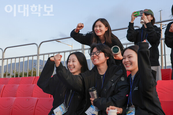 이레이서 부원들이 내구 레이스를 지켜보며 운전자를 한 마음 한 뜻으로 응원하고 있다. 진유경 사진기자