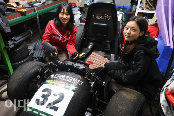 정유진(휴기바·23)씨(왼쪽)과 고지희(휴기바·22)씨가 이레이서가 직접 만든 경주차와 함께 미소 짓고 있다. 채의정 사진기자