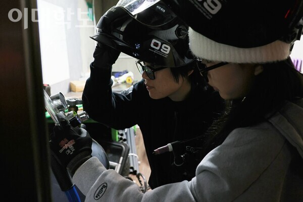 고재원(휴기바·23)씨(왼쪽)과 배문영(휴기바·23)씨가 가스 조절기에 측정된 숫자를 확인하고 있다. 정영인 사진기자