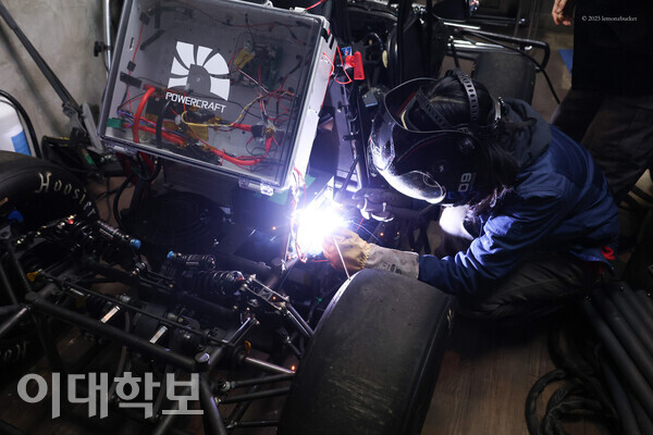 정유진(휴기바·23)씨가 경주용 전기차의 부품 결합 상태를 확인하며 용접 작업을 진행하고 있다. 채의정 사진기자